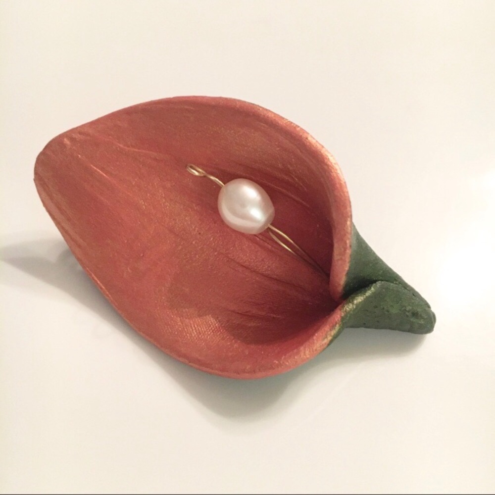 Calla Lilly with Pearl Center Brooch Pin